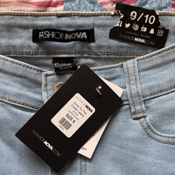 Fashion Nova High Rise Light Blue Jeans - Picture 4 of 4